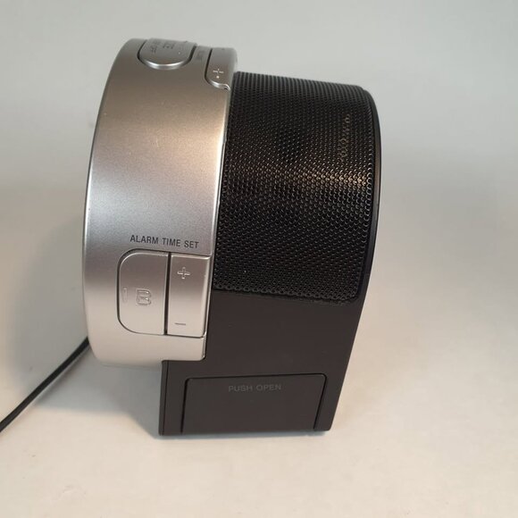 Retro Sony ICF-C7iP Dream Machine AM/FM Alarm Clock Radio iPod Dock Speaker - Picture 10 of 10